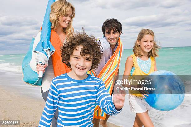 family enjoying vacations on the beach - beach florida family stockfoto's en -beelden