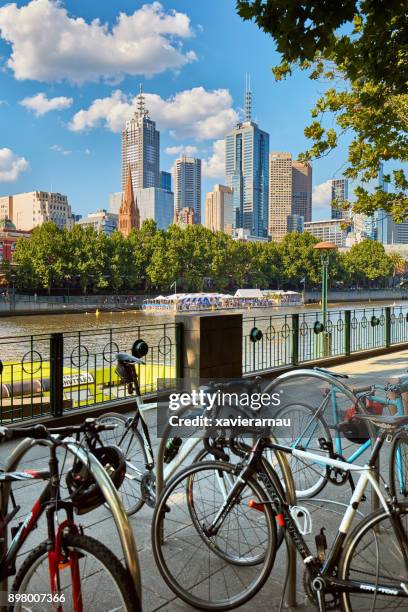 bicicletas en melbourne, australia - melbourne australia fotografías e imágenes de stock