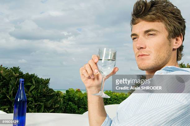 close-up of a man drinking water - bottles glass top stockfoto's en -beelden
