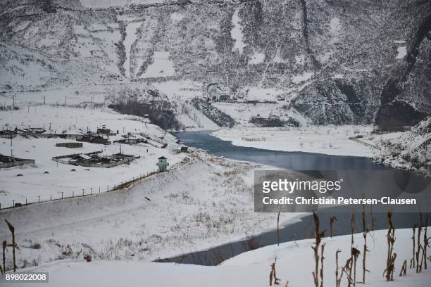china north korea border in winter - remote guarding stock pictures, royalty-free photos & images