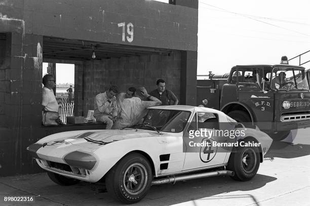 Jim Hall, Roger Penske, Chevrolet Corvette Grand Sport, Grand Prix of the United States, Watkins Glen International, 04 October 1964.