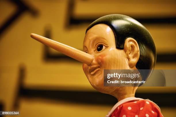pinocchio - falsificación fotografías e imágenes de stock