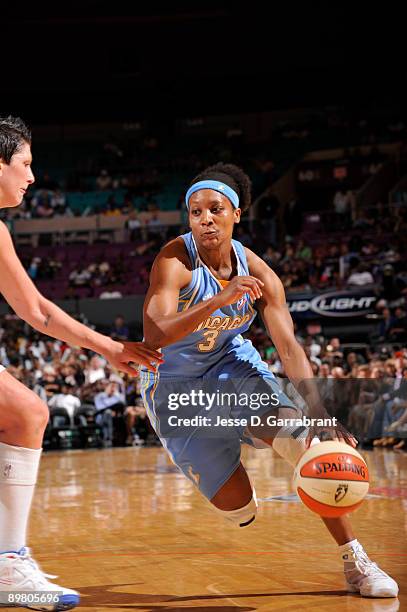 Dominique Canty of the Chicago Sky drives against the New York Liberty on August 14, 2009 at Madison Square Garden in New York City. NOTE TO USER:...