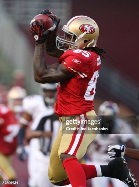 Tight End Vernon Davis of the San Francisco 49ers makes a reception against the Denver Broncos during the preseason game on August 14, 2009 at...