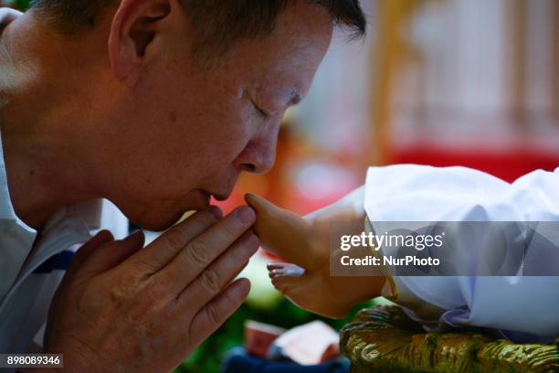 Thai Christians participate in a prayer service at Phra Mahathai Church on Christmas Eve in Bangkok, Thailand, 24 December 2017.