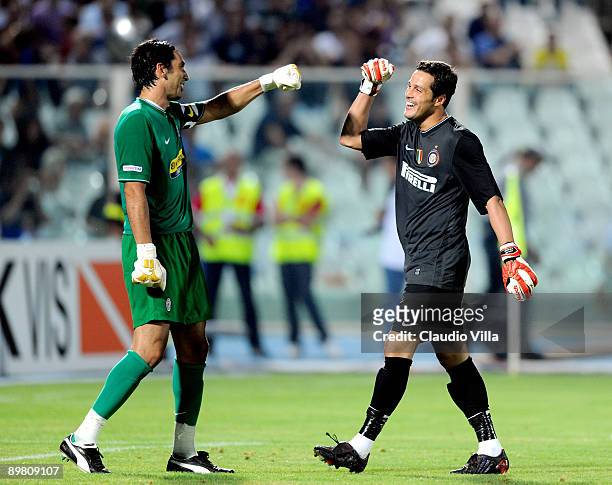 Gianluigi Buffon of Juventus FC and Julio Cesar of Inter FC during the TIM Trophy at "Adriatico" Stadium on August 14, 2009 in Pescara, Italy.