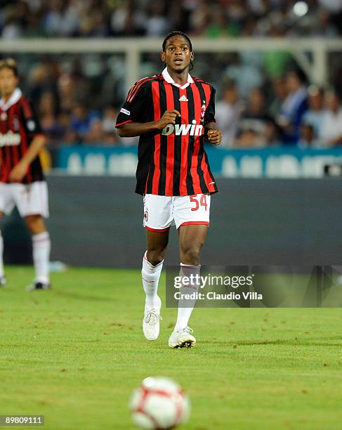 Onyewu Oguchi of Milan AC during the TIM Trophy at "Adriatico" Stadium on August 14, 2009 in Pescara, Italy.