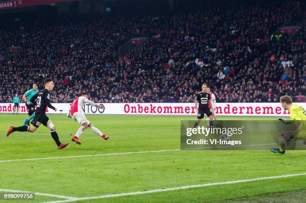 Konstantinos Tsimikas of Willem II, David Neres of Ajax, Freek Heerkens of Willem II, goalkeeper Mathijs Branderhorst of Willem II during the Dutch...