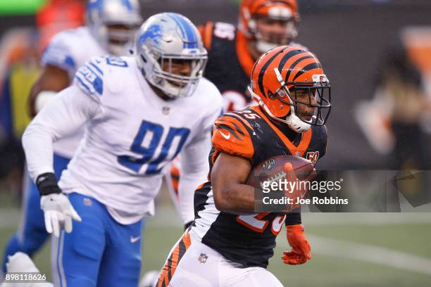 Giovani Bernard of the Cincinnati Bengals runs with the ball chased by Cornelius Washington of the Detroit Lions during the second half at Paul Brown...
