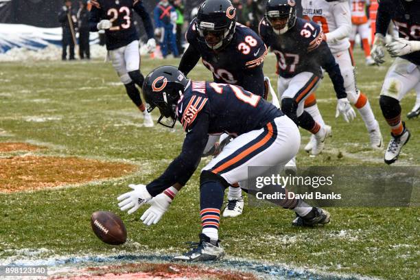 Prince Amukamara of the Chicago Bears picks up a fumble in the third quarter against the Cleveland Browns at Soldier Field on December 24, 2017 in...
