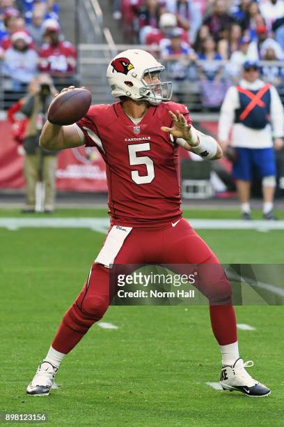 Quarterback Drew Stanton of the Arizona Cardinals makes a pass in the first half of the NFL game against the New York Giants at University of Phoenix...