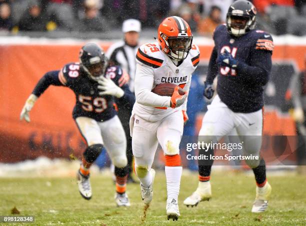 Cleveland Browns running back Duke Johnson runs with the football in front of Chicago Bears inside linebacker Danny Trevathan and Chicago Bears nose...