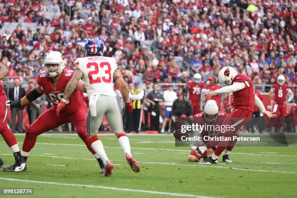 Kicker Phil Dawson of the Arizona Cardinals makes a 21 yard field goal against the New York Giants in the first half at University of Phoenix Stadium...