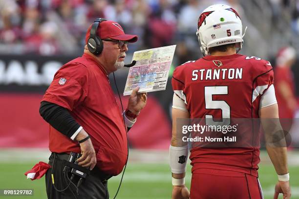 Head coach Bruce Arians of the Arizona Cardinals talks with quarterback Drew Stanton in the first half of the NFL game against the New York Giants at...