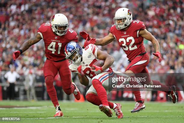 Tight end Rhett Ellison of the New York Giants makes a reception against strong safety Antoine Bethea and free safety Tyrann Mathieu of the Arizona...