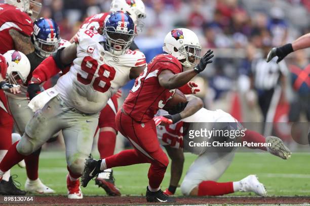 Running back Kerwynn Williams of the Arizona Cardinals carries the football against the New York Giants in the second half at University of Phoenix...