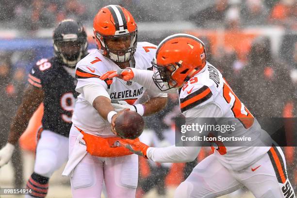 Cleveland Browns quarterback DeShone Kizer hands the football off to Cleveland Browns running back Duke Johnson during the game between the Chicago...