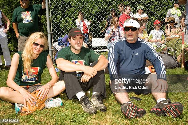 Lori Singer, Greg Bello and Alec Baldwin attends the 61st annual Artist Vs. Writers charity softball game at Herrick Park on August 15, 2009 in East...
