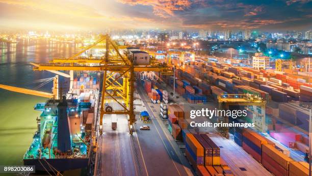 cargo containerfrakt medföljer arbetar crane bridge i varv i singapore - boat singapore bildbanksfoton och bilder