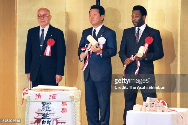 Politician Ichiro Ozawa and Pele attend the reception of the FIFA World Cup Bidding Committee on May 11, 1992 in Tokyo, Japan.