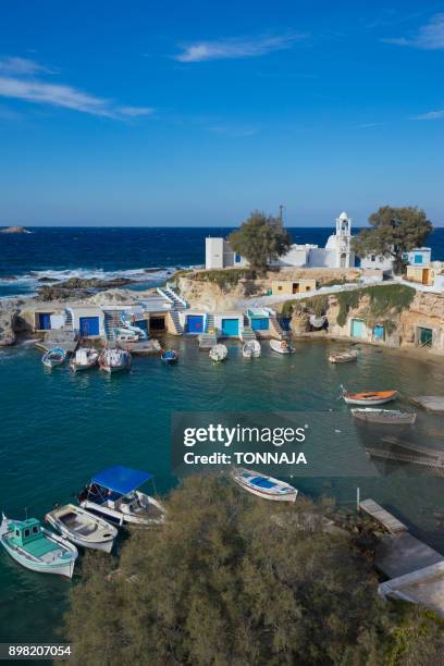 mandrakia seaside settlement, milos island, greece - red de arrastre fotografías e imágenes de stock