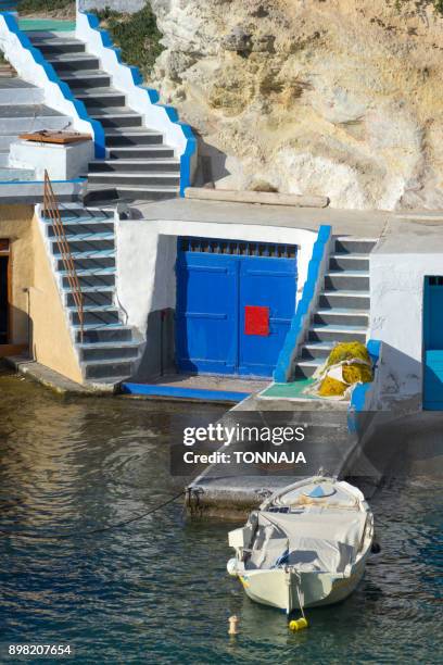 mandrakia seaside settlement, milos island, greece - red de arrastre fotografías e imágenes de stock