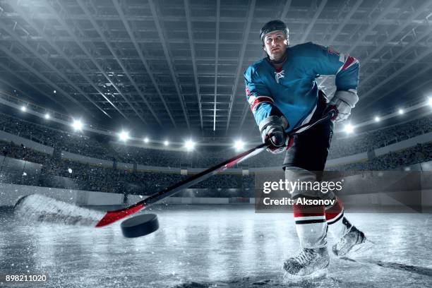 冰球球員在大專業冰競技場 - hockey player 個照片及圖片檔