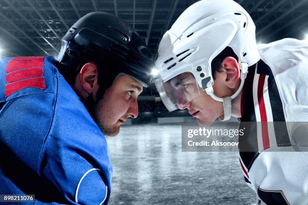 jugadores del hockey sobre hielo de oponerse a los equipos cara a cara - confrontación fotografías e imágenes de stock