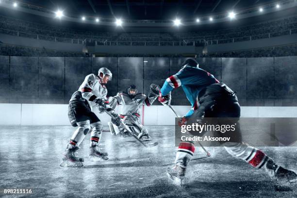 eishockey-spieler auf große professionelle eis-arena - eishockey liga stock-fotos und bilder