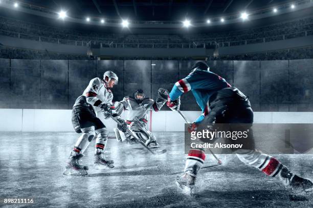 giocatori di hockey su ghiaccio sulla grande arena professionistica di ghiaccio - hockey su ghiaccio foto e immagini stock
