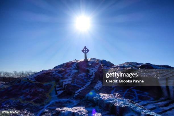 winter solstice with celtic cross atop quincy quarries - celtic cross stockfoto's en -beelden