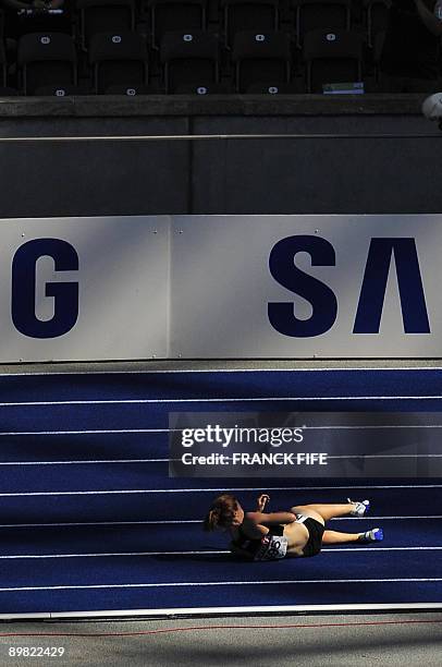 New Zealand's Nikki Hamblin falls during the women's 800m round 1heat 6 of the 2009 IAAF Athletics World Championships on August 16, 2009 in Berlin....