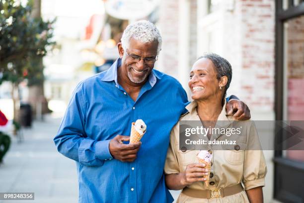 couple de personnes âgées africain-américain sur la ville avec crème glacée - couple de vieux drole photos et images de collection