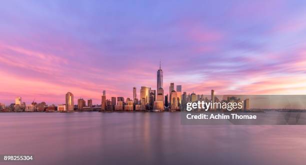 new york city, manhattan skyline at sunset, usa - puesta de sol romántica fotografías e imágenes de stock