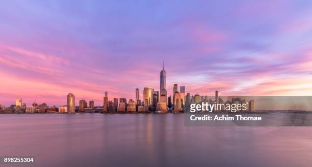 new york city, manhattan skyline at sunset, usa - cielo romantico foto e immagini stock