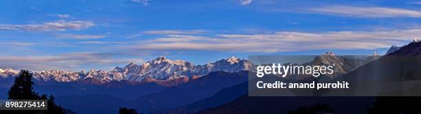 chopta, tungnath-chandrashila trek, panoramic view of the himalayan peaks like kedarnath, meru, sumeru, ganesh parwat, chaukhamba, bandarpunch, nilkantha, tirsuli, nanda devi. - meru filme stock-fotos und bilder