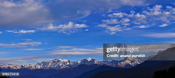 chopta, tungnath-chandrashila trek, panoramic view of the himalayan peaks like kedarnath, meru, sumeru, ganesh parwat, chaukhamba, bandarpunch, nilkantha, tirsuli, nanda devi. - meru filme stock-fotos und bilder