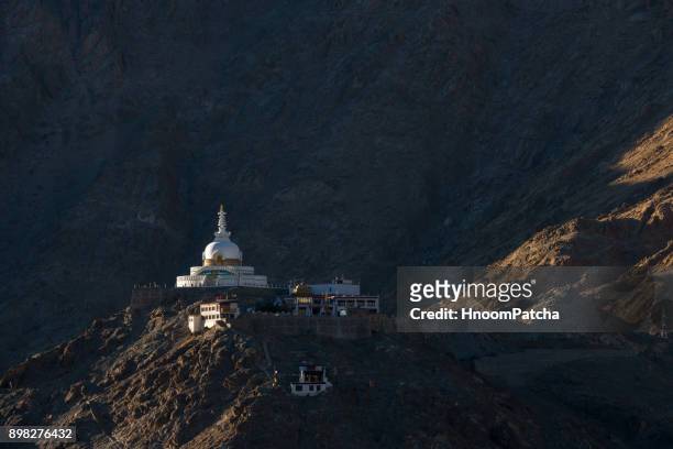 shanti stupa3 - tempel shanti stupa stock-fotos und bilder