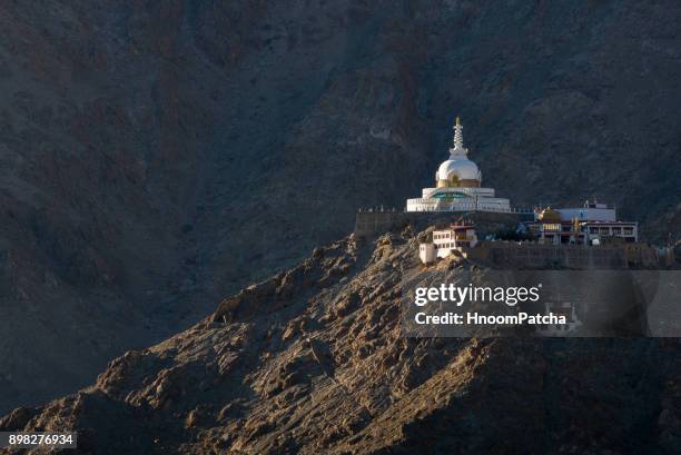 shanti stupa2 - tempel shanti stupa stock-fotos und bilder