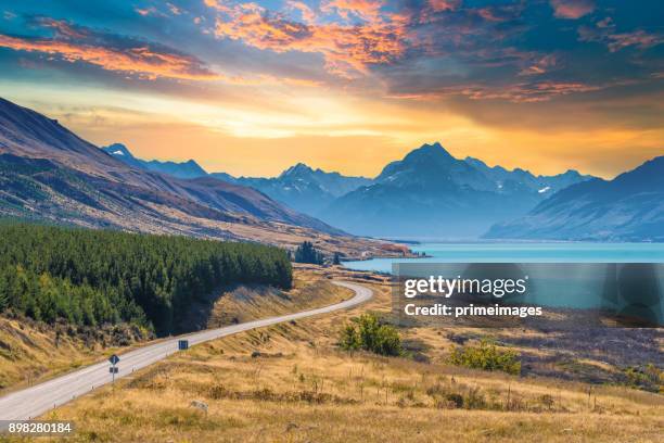 panorama-natur-landschaft in neuseeland südinsel - see lake wanaka stock-fotos und bilder