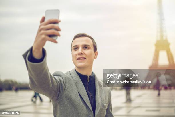 geschäftsmann in paris mit smartphone selfie nehmen - trocadero stadtviertel stock-fotos und bilder