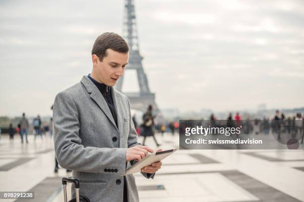 法國青年商務碩士使用數碼平板電腦 - 特洛卡迪廣場 個照片及圖片檔