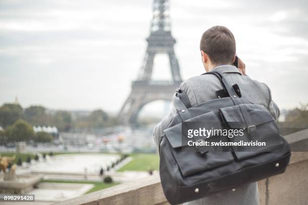 商人旅行人在電話在巴黎, 埃菲爾鐵塔 - 特洛卡迪廣場 個照片及圖片檔