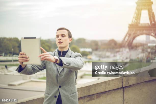 geschäftsmann in paris mit digital-tablette selfie aufnehmen - trocadero stadtviertel stock-fotos und bilder