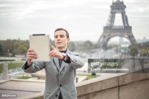 geschäftsmann in paris mit digital-tablette selfie aufnehmen - trocadero stadtviertel stock-fotos und bilder