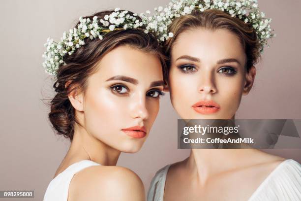 dos hermosas chicas - corona accesorio de cabeza fotografías e imágenes de stock