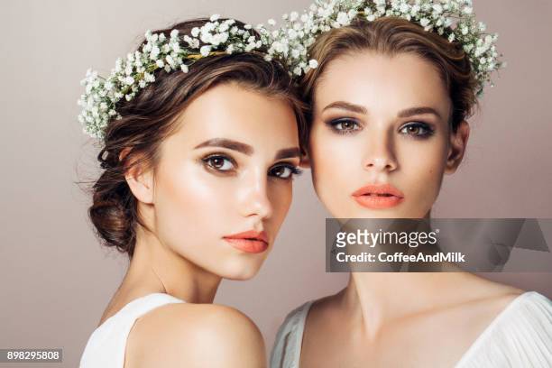 twee mooie meisjes - hair model beauty stockfoto's en -beelden