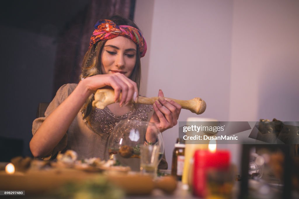 Frau macht Naturkosmetik, Ansicht von oben