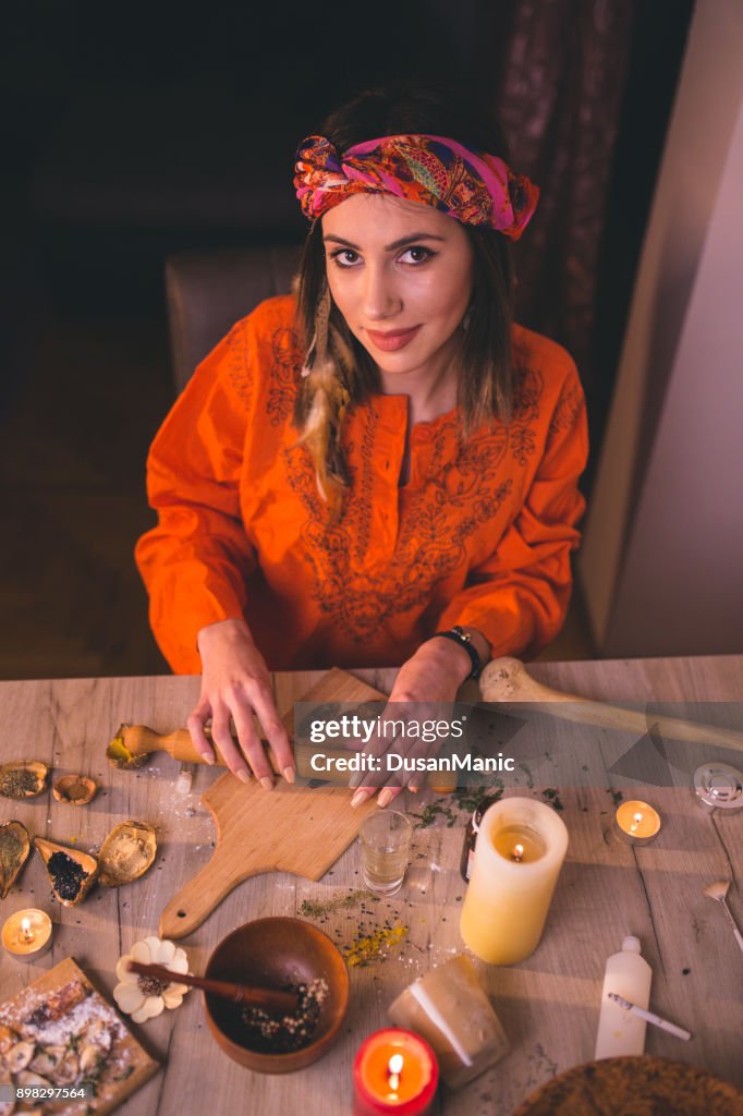 Frau macht Naturkosmetik, Ansicht von oben