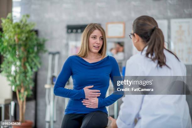kvinna med en magont - stomachache bildbanksfoton och bilder